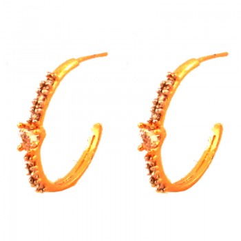 Brinco meia argola media fina zirconia cristal e coracao cristal. 12mm. 150020