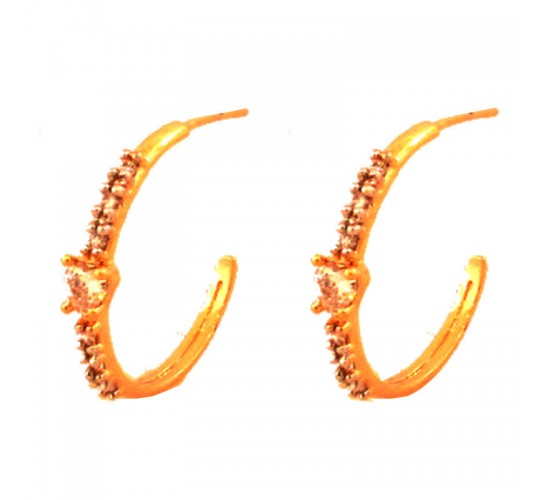 Brinco meia argola media fina zirconia cristal e coracao cristal. 12mm. 150020
