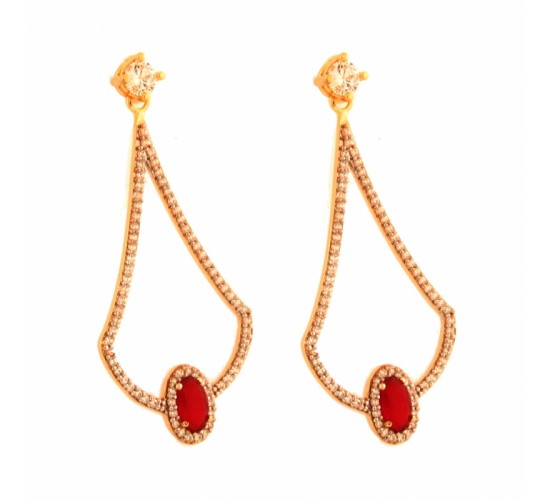 Brinco gota vazada zirconia cristal e pedra vermelho rubi. 36x17mm. 151355