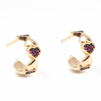 Brinco meia argola pequena intercalado coracoes liso e zirconia vermelha. 11.5mm. 151437