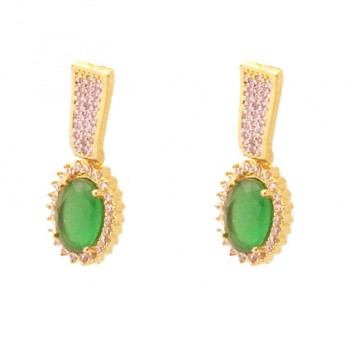 Brinco oval pedra maior verde esmeralda com zirconia cristal em volta e na haste. 20x8mm. 151609