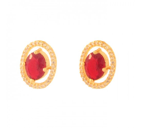 Brinco oval zirconia maior vermelho rubi com zirconia cristal em volta e em cima. 14x11mm. 1530119