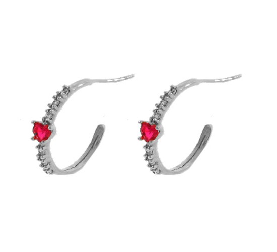 Brinco meia argola media fina zirconia cristal e coracao vermelho, prata. 350021