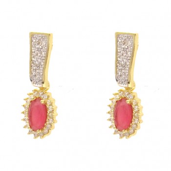 Brinco oval pedra maior vermelho rubi com zirconia cristal em volta e na haste. 20x8mm. 151608